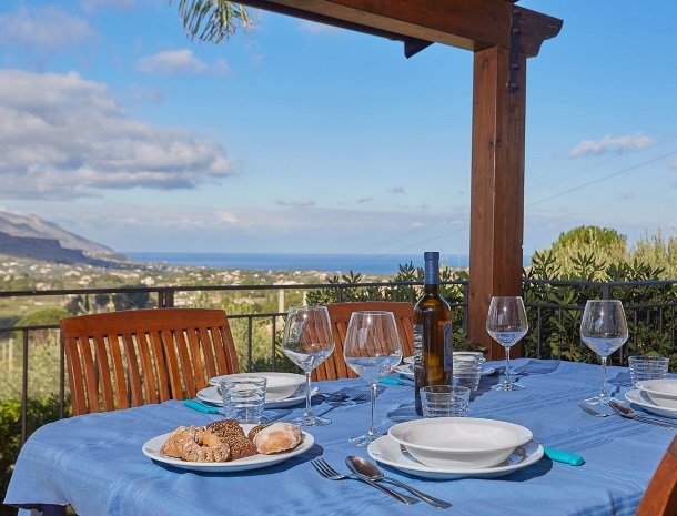 villa olimpia sicilie terras tafel.jpg