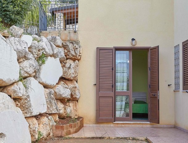 villa olimpia sicilie slaapkamer beneden.jpg