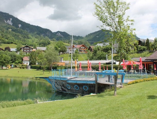 baerenwirt-aich-steiermark-badesee-boot-terras.jpg