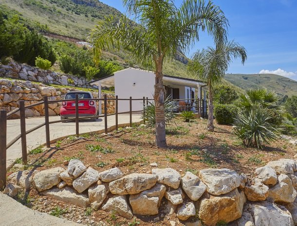 villa-celeste-scopello-huis-tuin-parkeren.jpg
