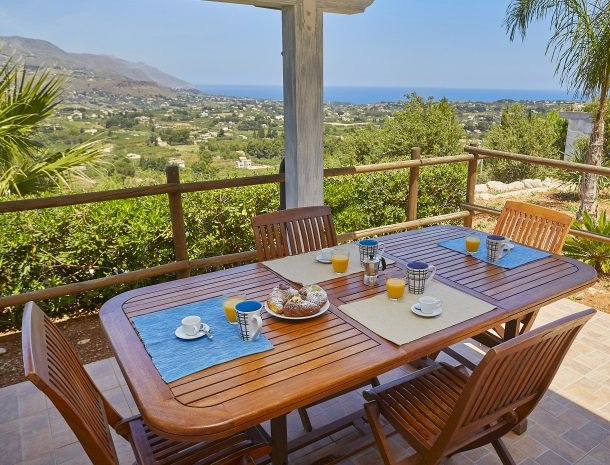 villa-celeste-scopello-terras-zee.jpg