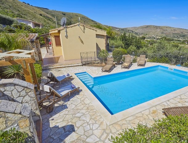villa-olimpia-scopello-huismetzwembad.jpg