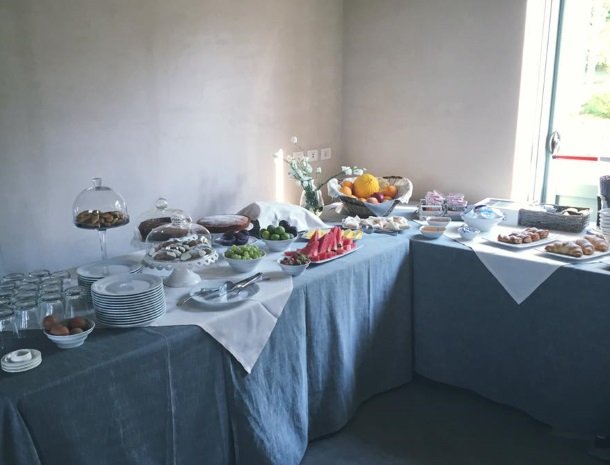 casina-miregia-menfi-ontbijtbuffet.jpg