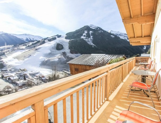 ferienhof-pfefferbauer-hinterglemm-winter-balkon.jpg