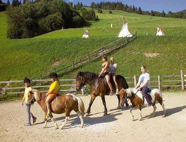 hotel-eggerhof-saalbach-almhut-pony-rijden.jpg