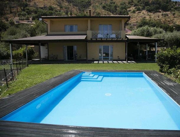 villa-nesea-cefalu-b&b-met-zwembad.jpg