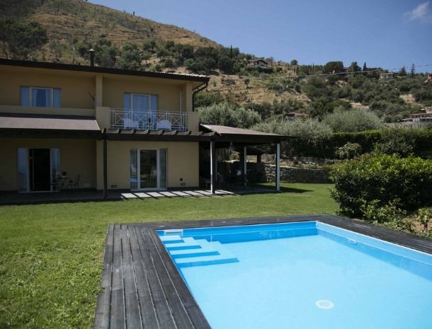 villa-nesea-cefalu-zwembad-terras.jpg