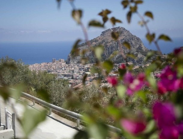 villa-nesea-cefalu-uitzicht-kathedraal.jpg
