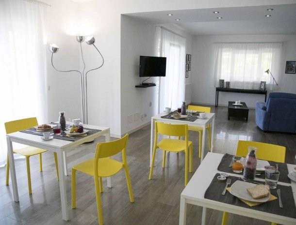 villa-nesea-cefalu-tafels-ontbijt.jpg