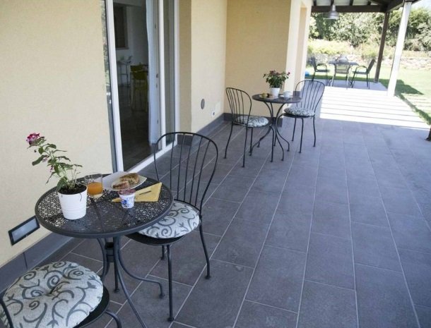 villa-nesea-cefalu-ontbijt-buiten.jpg