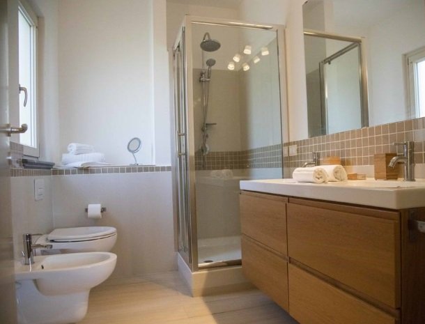 villa-nesea-cefalu-badkamer-teti.jpg