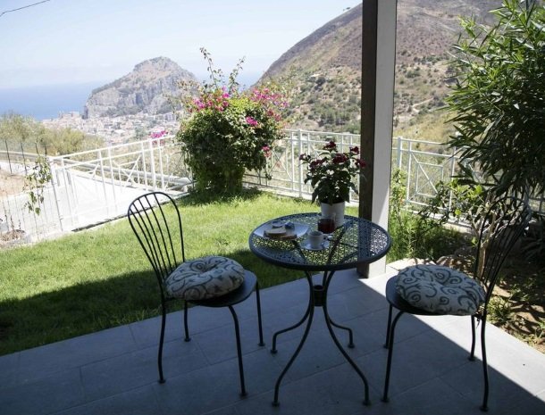 villa-nesea-cefalu-terras-uitzicht.jpg