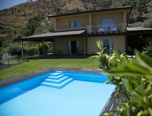 villa-nesea-cefalu-zwembad.jpg