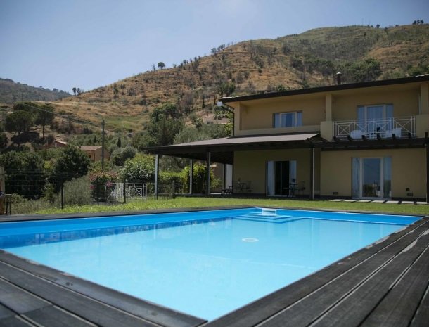 villa-nesea-cefalu-tuin-zwembad.jpg