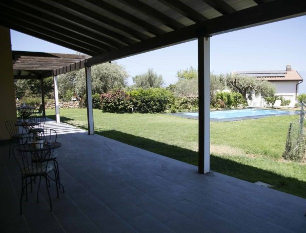 villa-nesea-cefalu-terras-zwembad.jpg