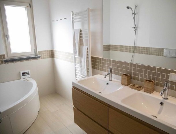 villa-nesea-cefalu-badkamer-calipso.jpg