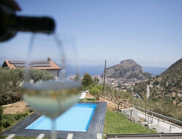 villa-nesea-cefalu-wijn-uitzicht.jpg
