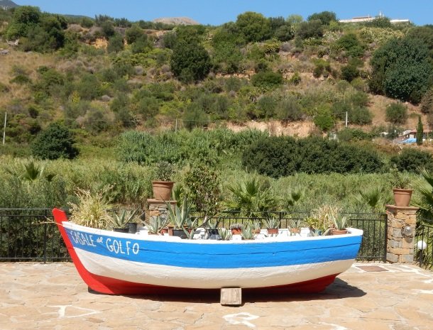 casale-del-golfo-castellammare-boot.jpg