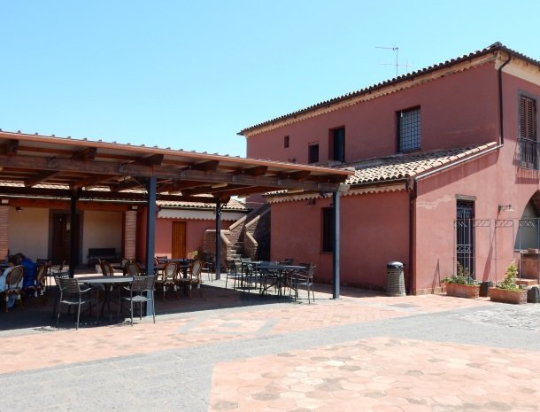 tenuta-scilio-agriturismo--overdekt-terras.jpg