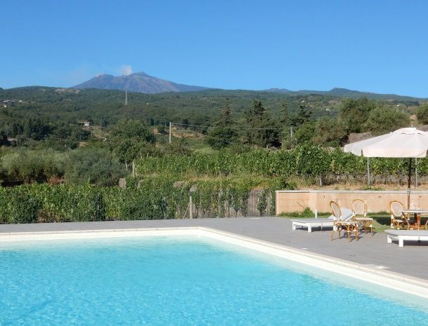tenuta-scilio-zwembad-etna.jpg