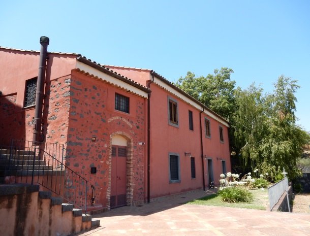 tenuta-scilio-achterkant-kamers.jpg