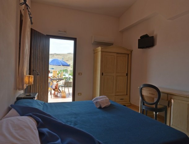 agriturismo-arcudaci-sicilie-slaapkamer.jpg