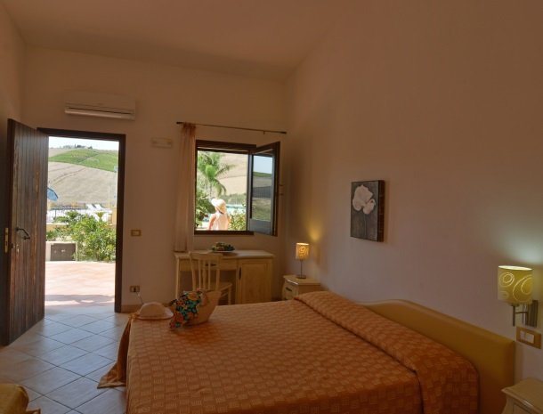 agriturismo-arcudaci-sicilie-slaapkamer-zwembad.jpg