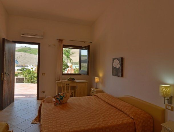 agriturismo-arcudaci-sicilie-slaapkamer-zwembad.jpg