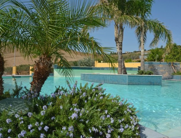 agriturismo-arcudaci-sicilie-zwembad-palm.jpg