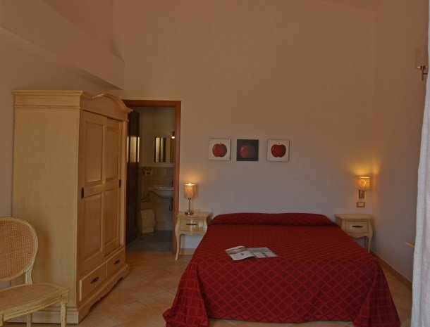 agriturismo-arcudaci-sicilie-slaapkamer-rood.jpg