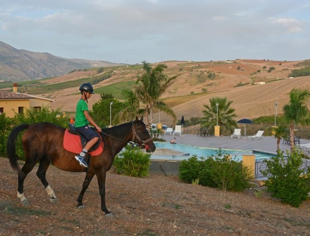 agriturismo-arcudaci-sicilie-paardrijden-kind.jpg