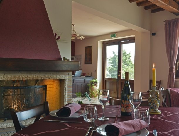 agriturismo-arcudaci-sicilie-restaurant-openhaard.jpg