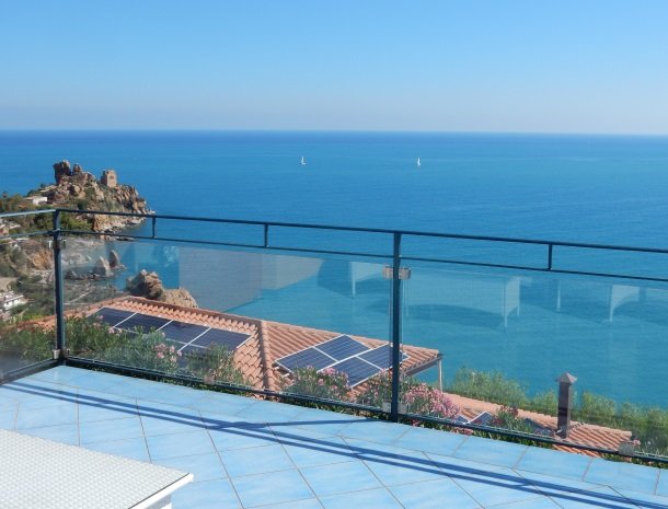 residence-magara-cefalu-sicilie-terras-zee-boten.jpg