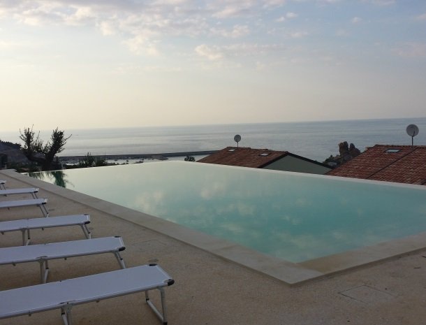 residence-magara-cefalu-sicilie-uitzicht-zee-avond.jpg