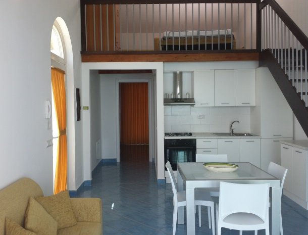 residence-magara-cefalu-sicilie-keuken-open-zolder.jpg