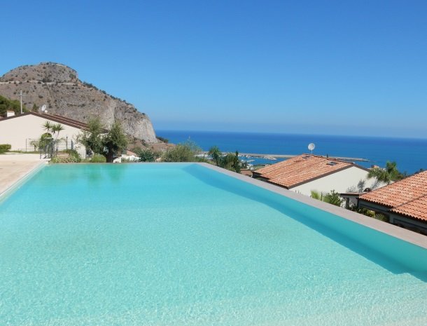 residence-magara-cefalu-sicilie-zwembad-zee.jpg