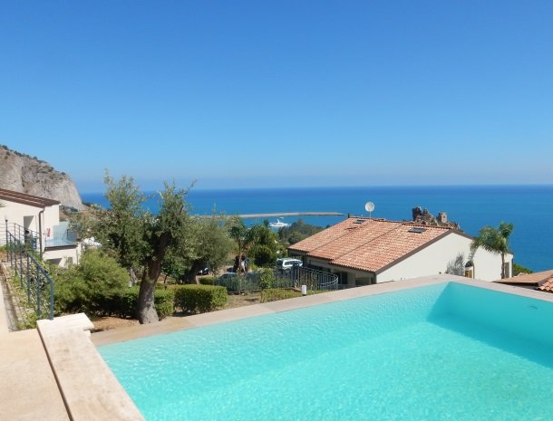 residence-magara-cefalu-sicilie-zwembad-uitzicht-zee.jpg