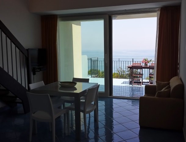 residence-magara-cefalu-sicilie-woonkamer-terras.jpg
