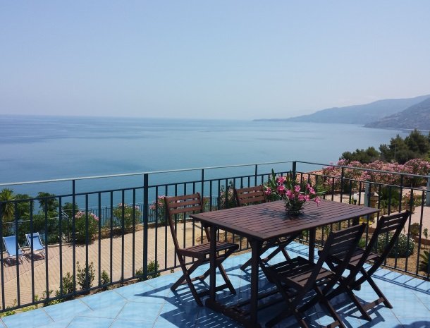 residence-magara-cefalu-sicilie-terras-zee-stoelen.jpg