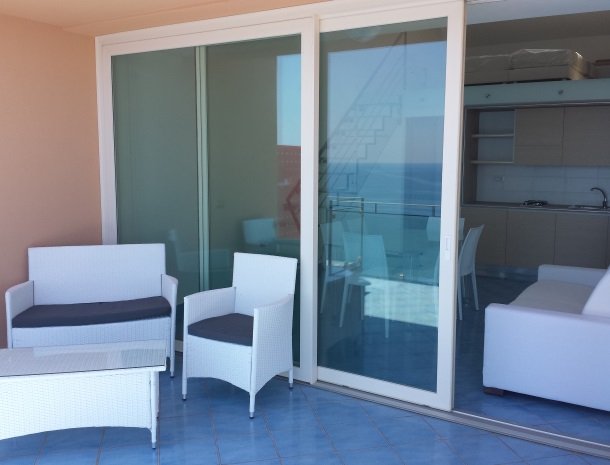 residence-magara-cefalu-sicilie-terras-keuken.jpg