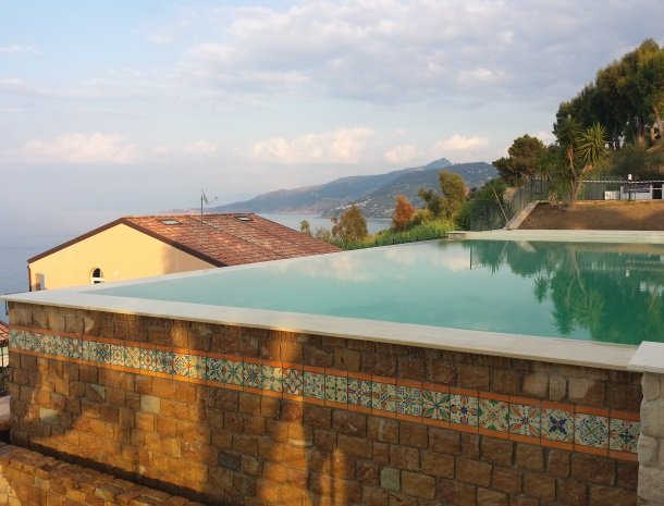 residence-magara-cefalu-sicilie-zwembad.jpg