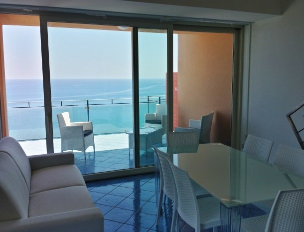 residence-magara-cefalu-sicilie-woonkamer-terras-zee.jpg