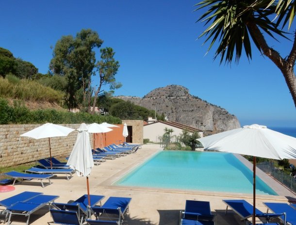 residence-magara-cefalu-sicilie-zwembad-ligstoelen.jpg