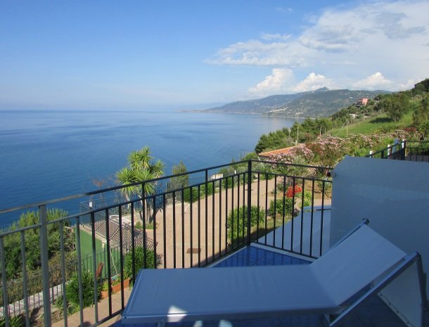 residence-magara-cefalu-sicilie-terras-ligstoel-zee.jpg