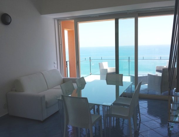 residence-magara-cefalu-sicilie-woonkamer-zee.jpg