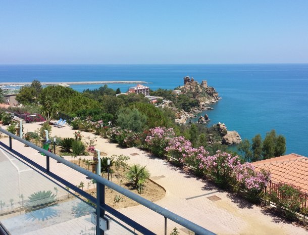 residence-magara-cefalu-sicilie-uitzicht-zee.jpg