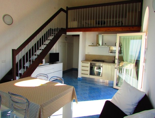 residence-magara-cefalu-sicilie-keuken-open-zolder-appartement.jpg