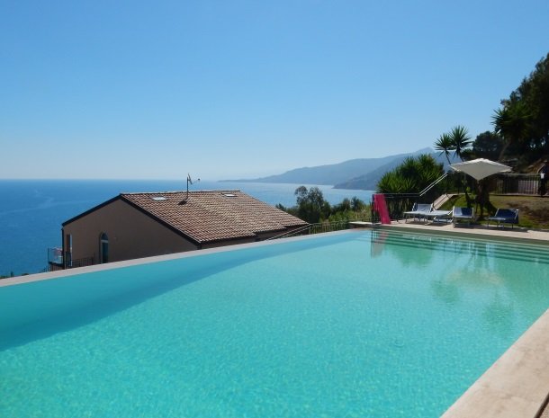 residence-magara-cefalu-sicilie-zwembad-zee-appartementen.jpg