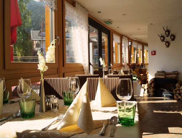 adler hotel-pension-fulpmes-stubaital-restaurant-tafels.jpg