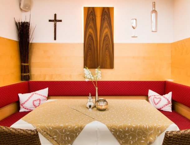 adler hotel-pension-fulpmes-stubaital-tafel.jpg